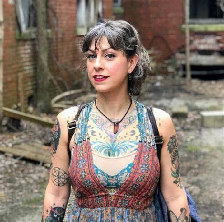 American Pickers&rsquo; Danielle Colby poses completely naked at beach and