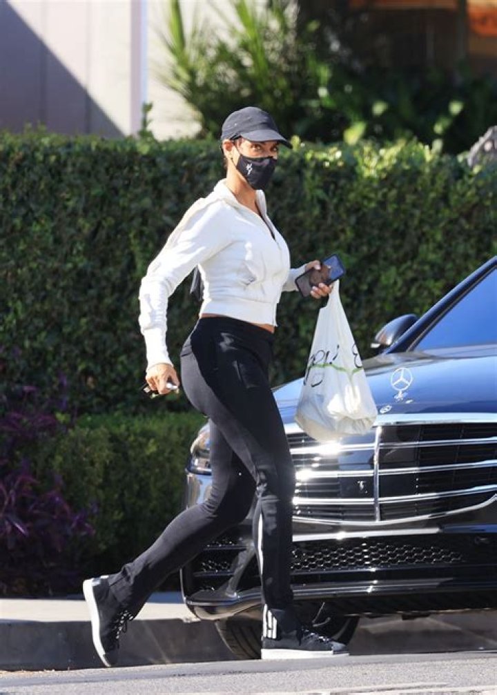 Nicole Murphy is spotted picking up groceries with her mom Daily Mail