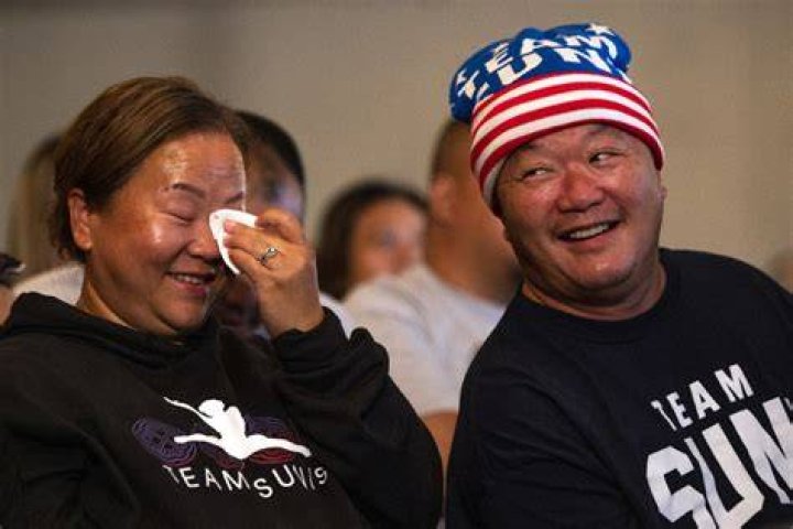 Suni Lee&rsquo;s parents react to her winning the gold medal